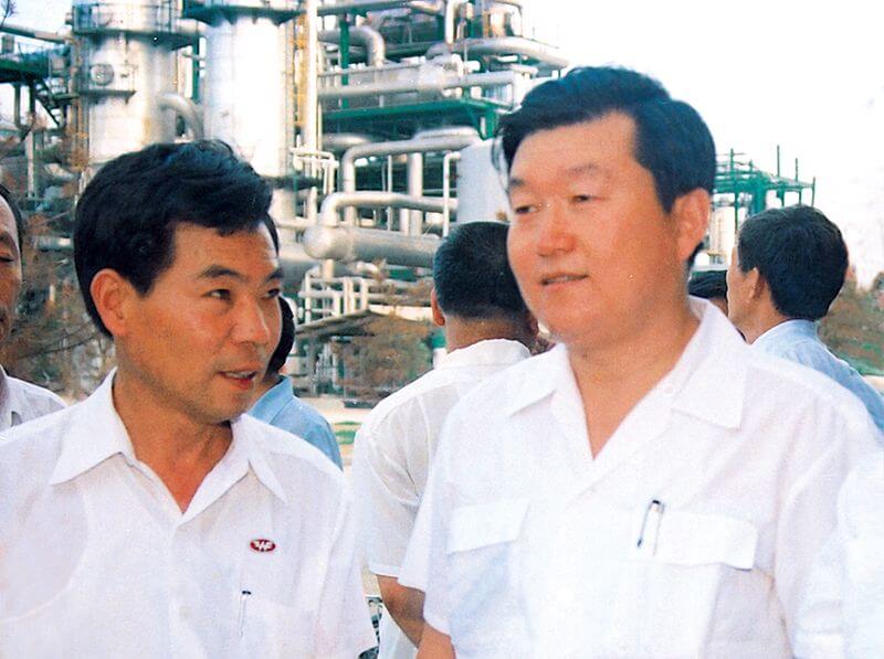 1990年7月19日，时任河南省代省长李 长 春(右一）到CC国际视察。