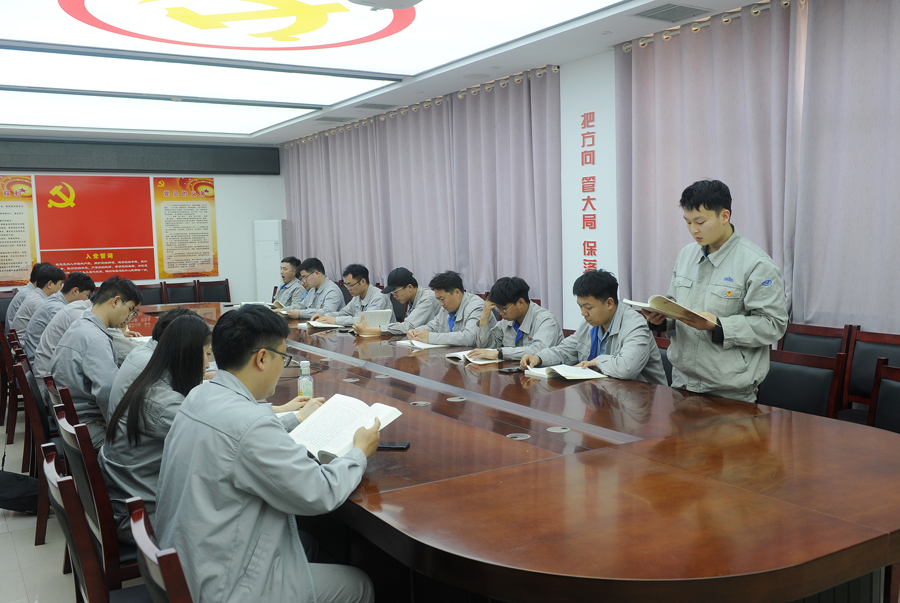 公司团委进杏装学思想 转风格 见行动”